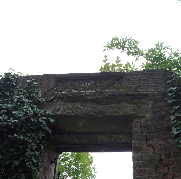 Le Château d'Eclaibes, porte ouest.