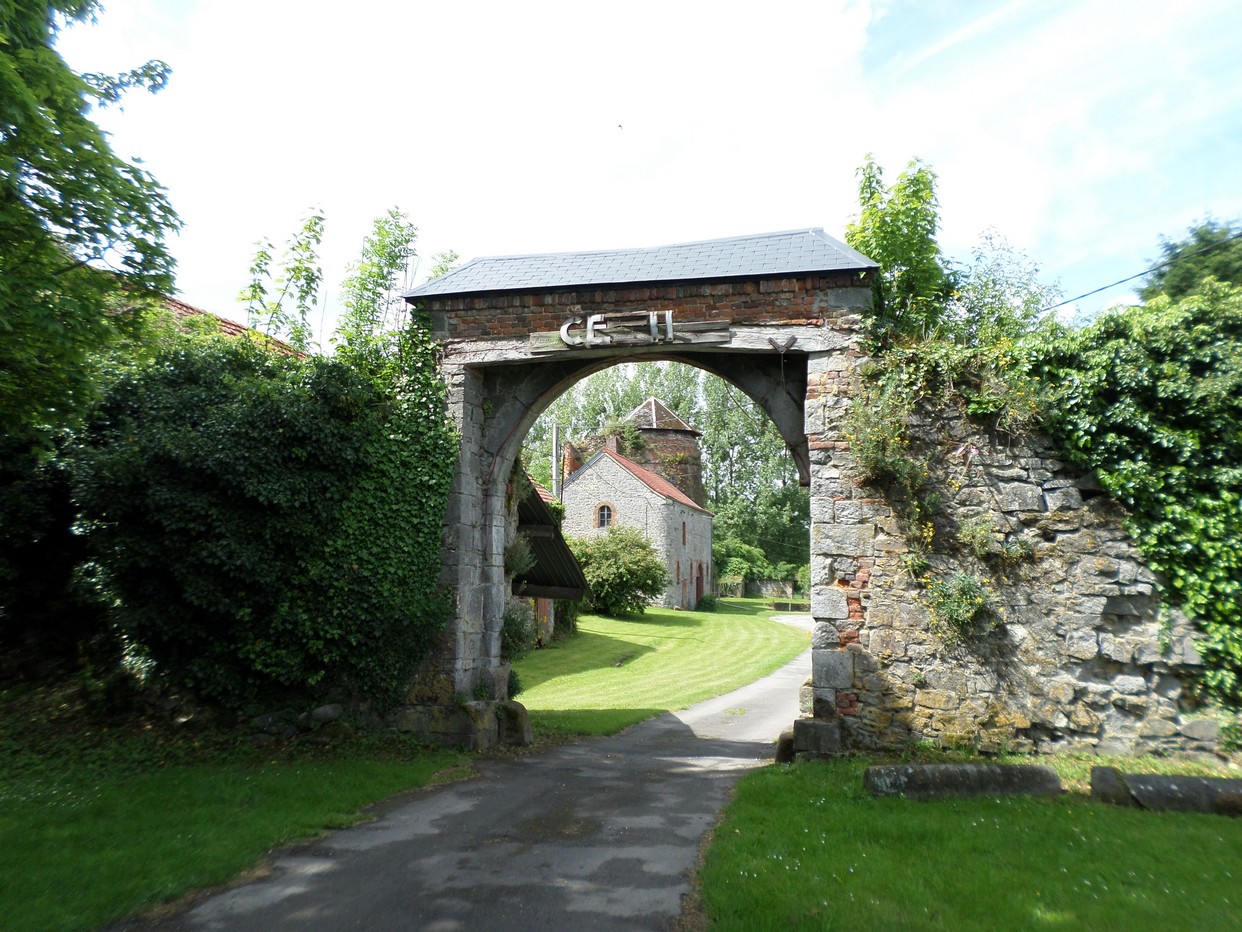 Le château d'Eclaibes, l'entrée actuelle.
