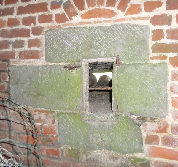 La tour de la sorcière du château d'Eclaibes. Bouche à feu.