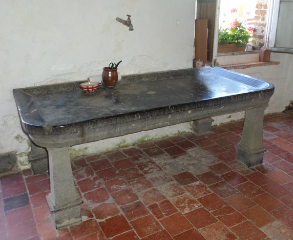 Château d'Ecuélin, Ancienne table à découper en pierre bleue.