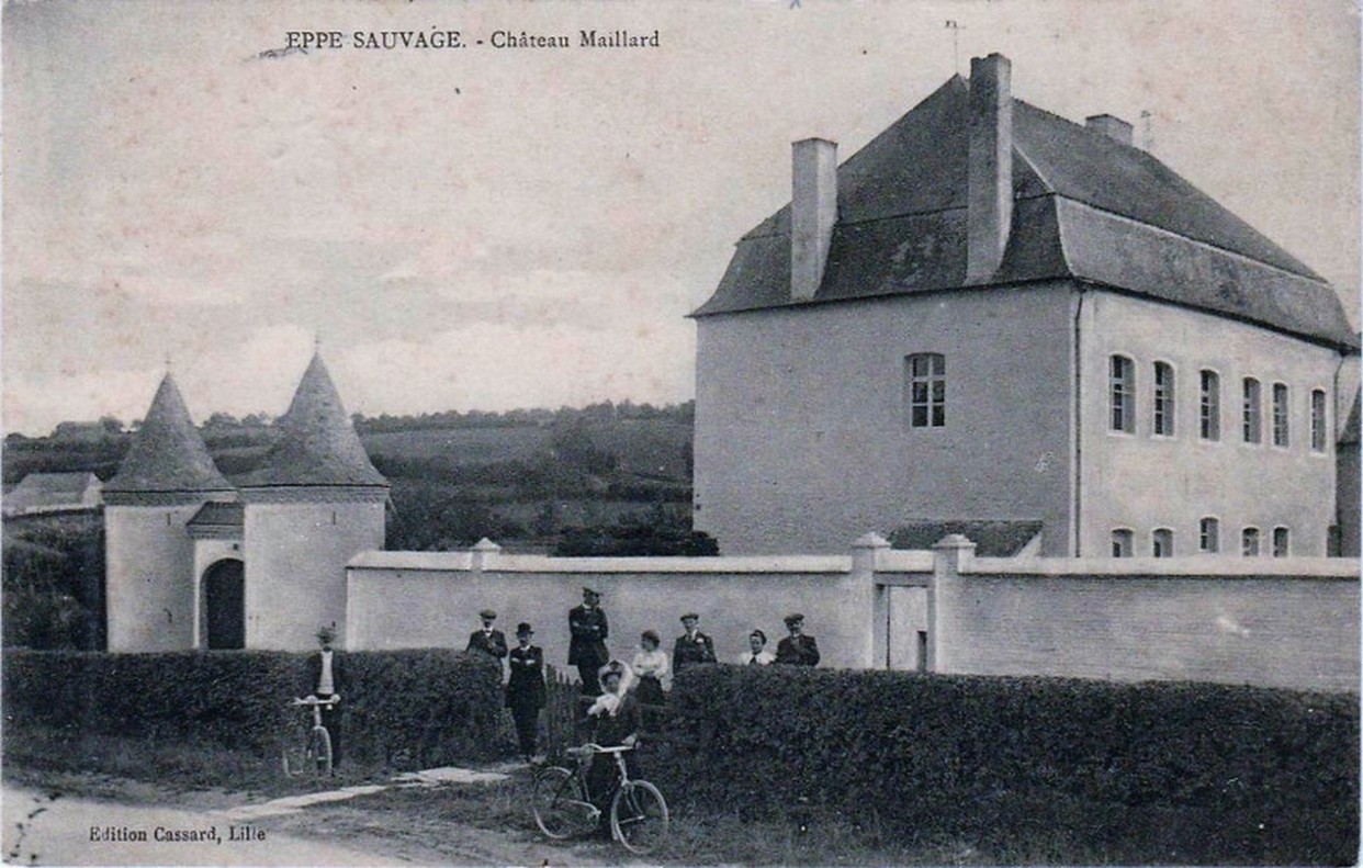 Le Château Maillard à Eppe Sauvage, carte postale