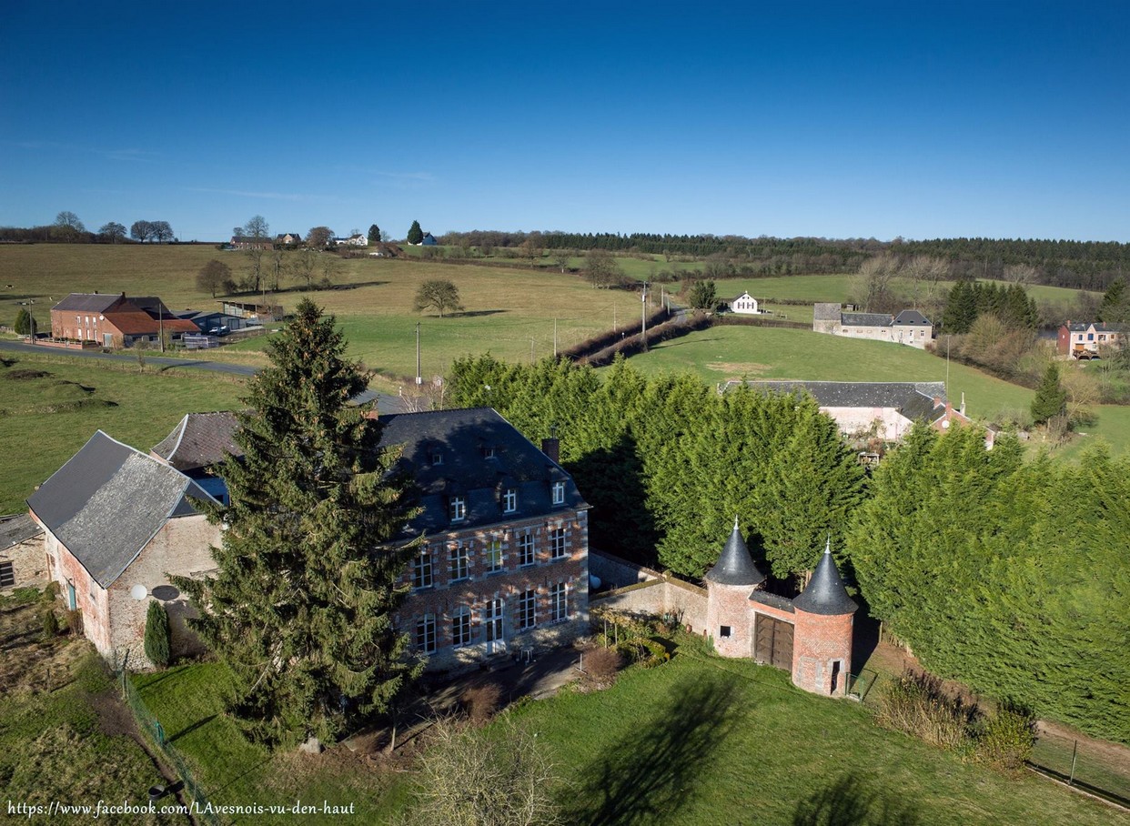 Le Château Maillard à Eppe Sauvage, vue aérienne