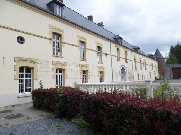 La ferme - château du Pont de Sains à Féron, cour intérieure.