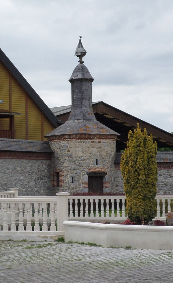 La ferme - château du Pont de Sains à Féron, tourelle Nord.
