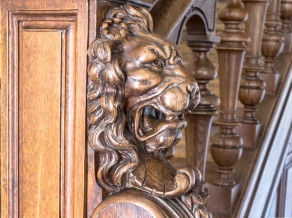 Château de la Marlière à Fourmies, tête de lion de l'escalier.