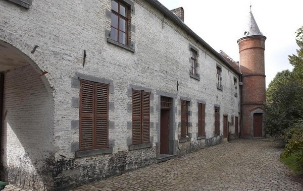 Demeure du baron de l'Epine à Gommegnies, la cour.