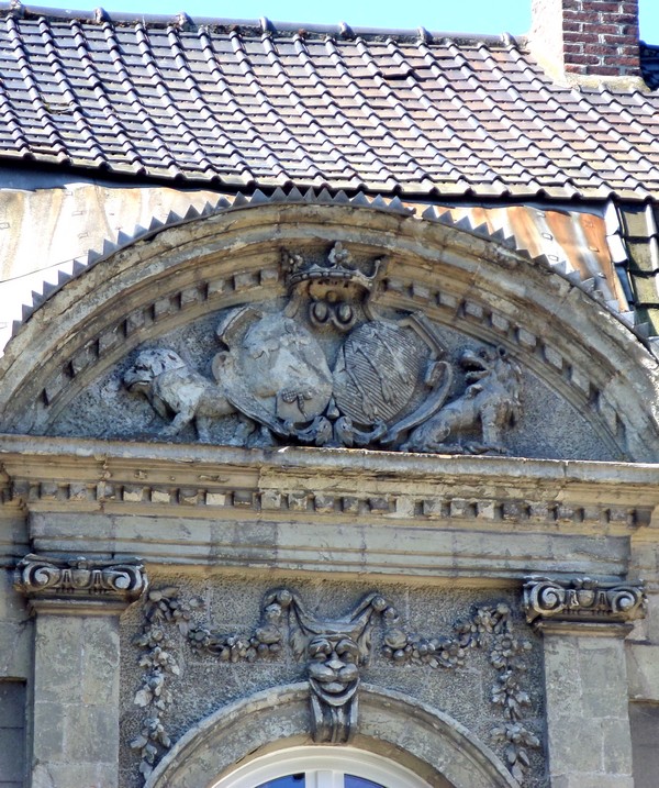 Le fronton armorié du Château d'en Haut à Jenlain