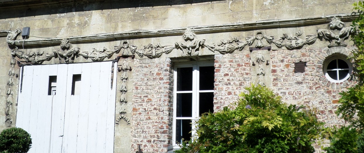 Le Château d'en Haut à Jenlain, frise.