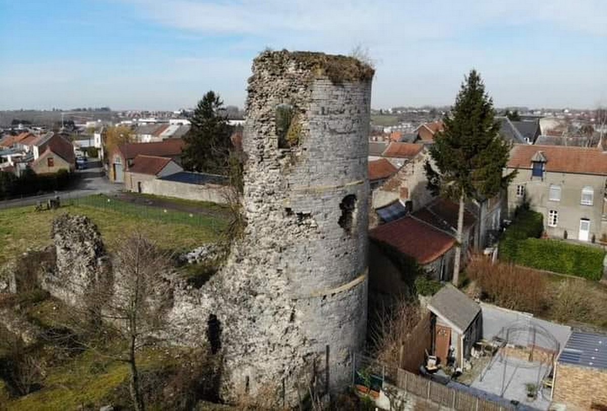 Carte postale des ruines du château de Jeumont.
