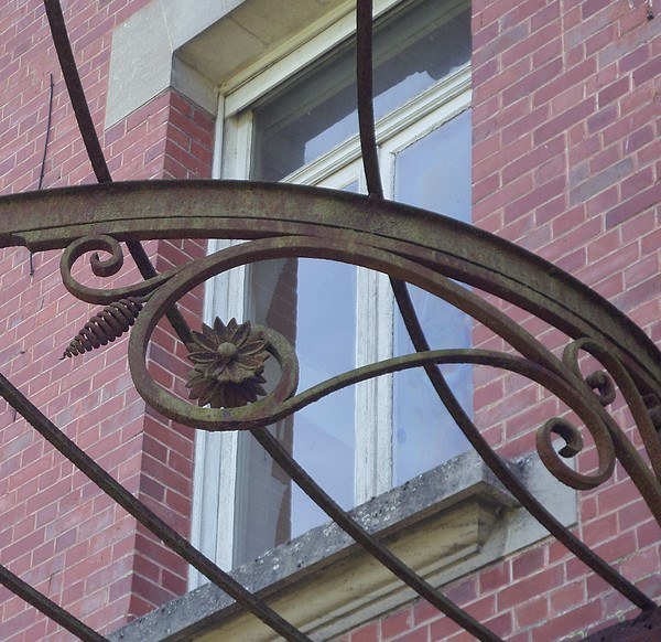 Détails de la marquise du château de Mecquignies.