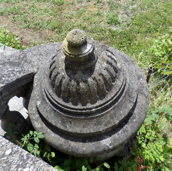 La Tête du pilastre du perron au château de Mecquignies.