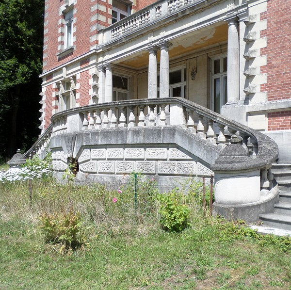 Le perron du château de Mecquignies.