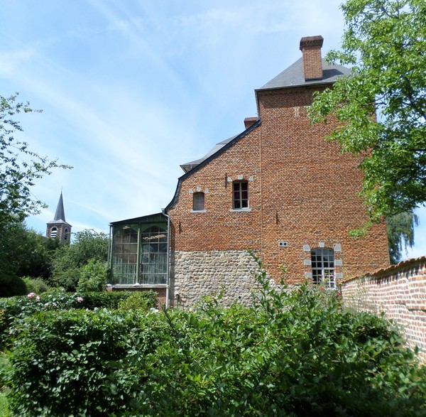 Le château d'Obies, vue sur l'église.