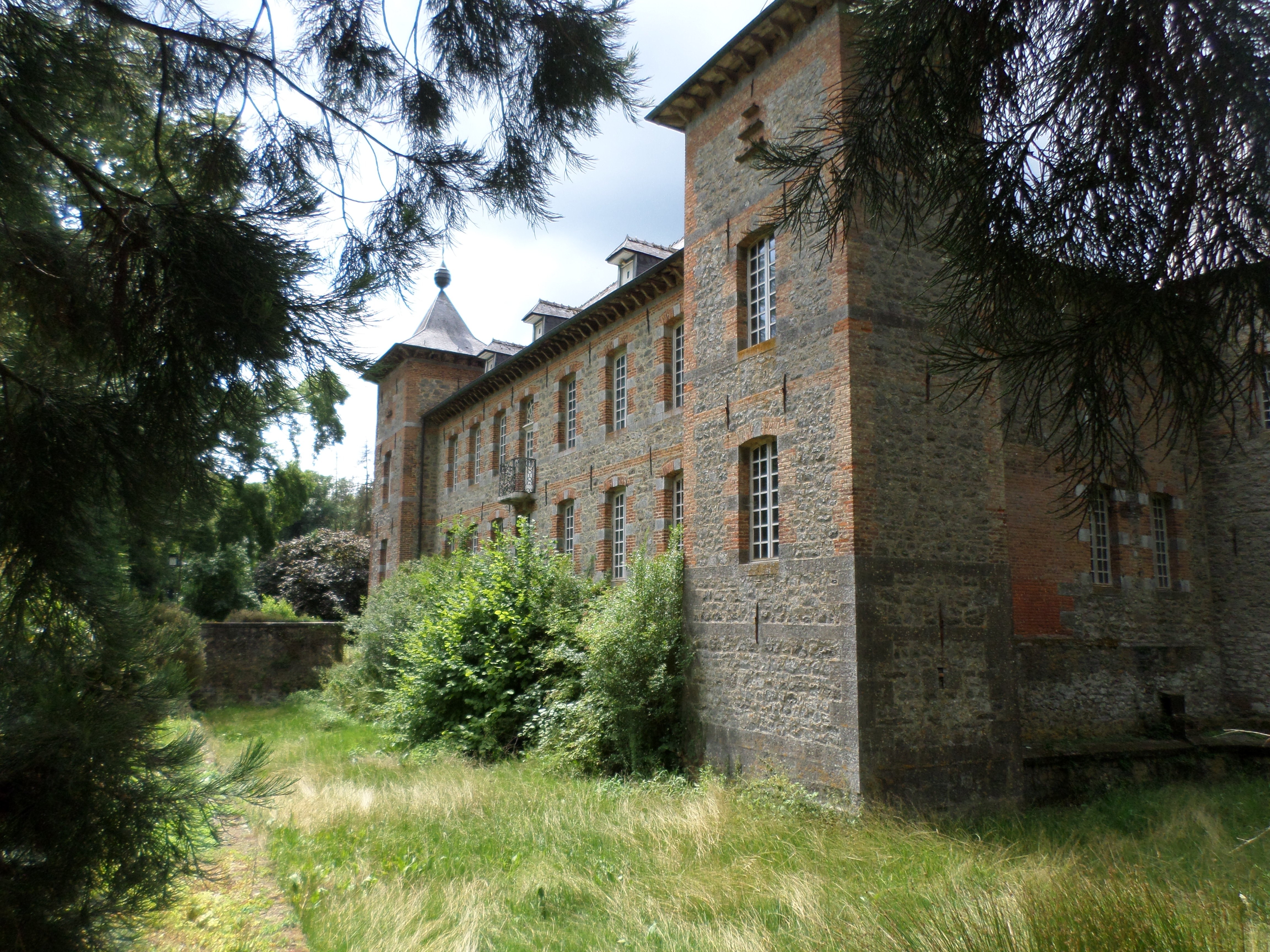 Le Château de Coutant à Saint Hilaire sur Helpe.