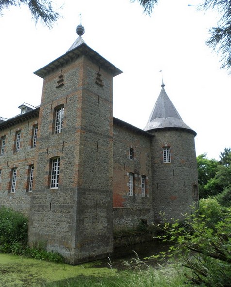 Le Château de Coutant à Saint Hilaire sur Helpe.