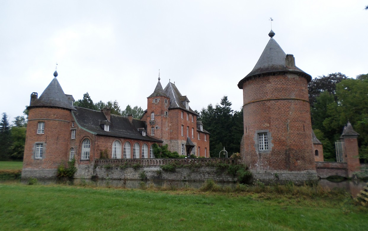 Le clocher de la chapelle et les toitures pyramidales des piliers de l'entrée du château de Rametz.