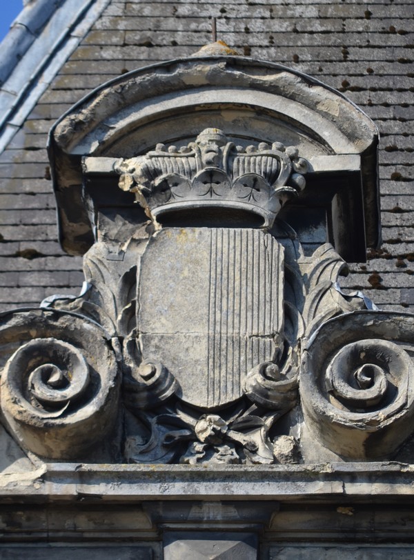 Les armoiries des Princes de Merode au château de Trélon. 