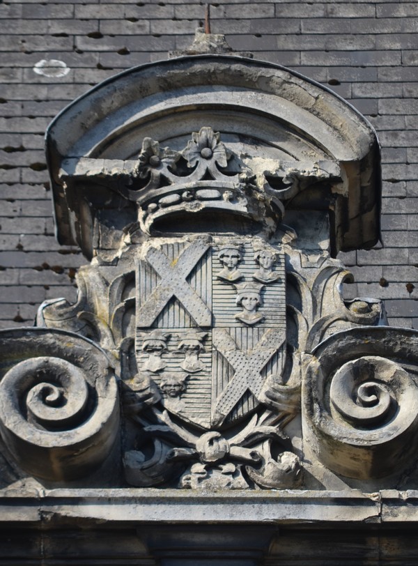 Les armoiries des Princes de Merode au château de Trélon. 