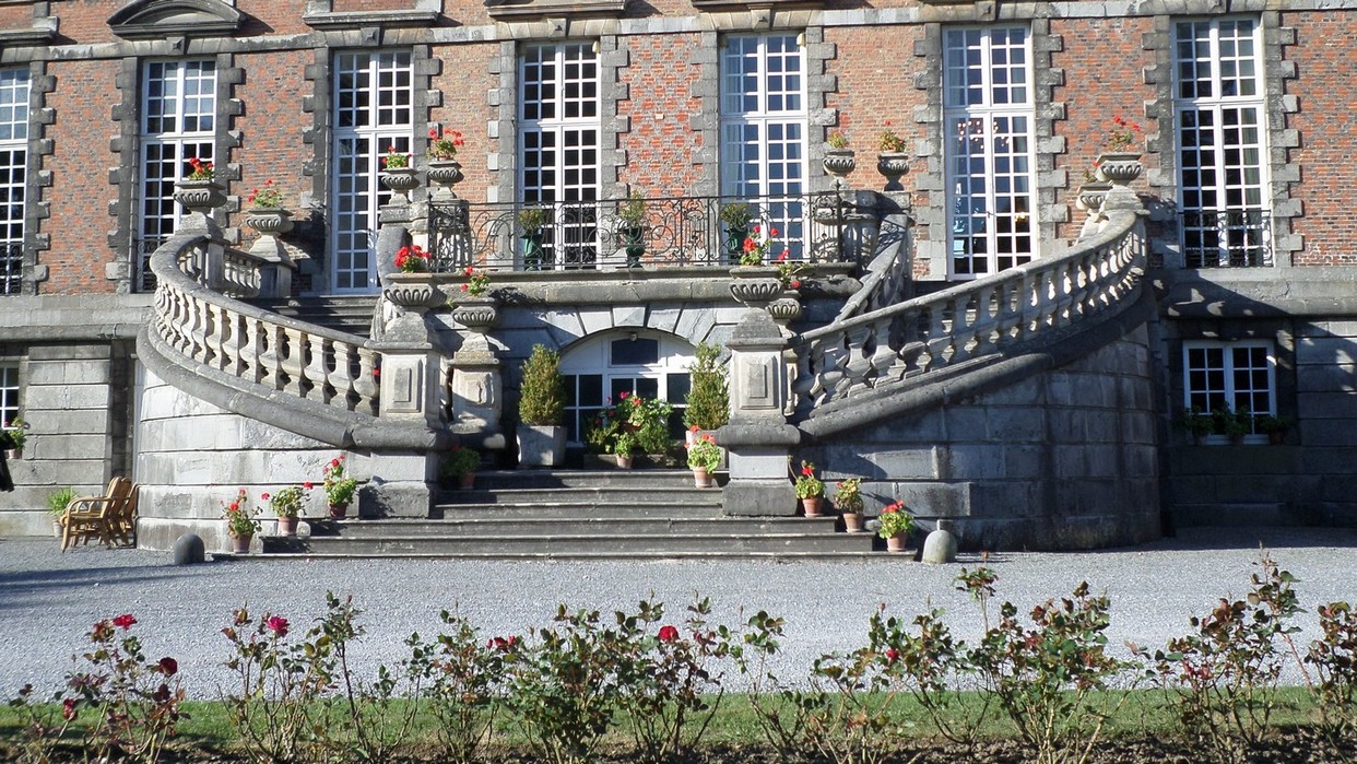 Le perron du château de Trélon.