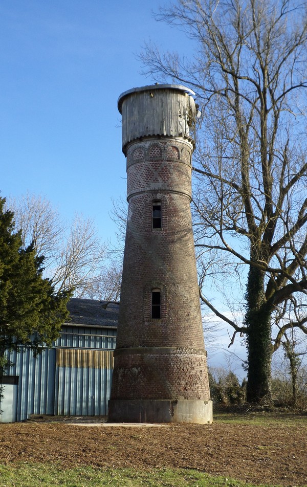 Le Château de La Huda à Trélon. Le château d'eau.