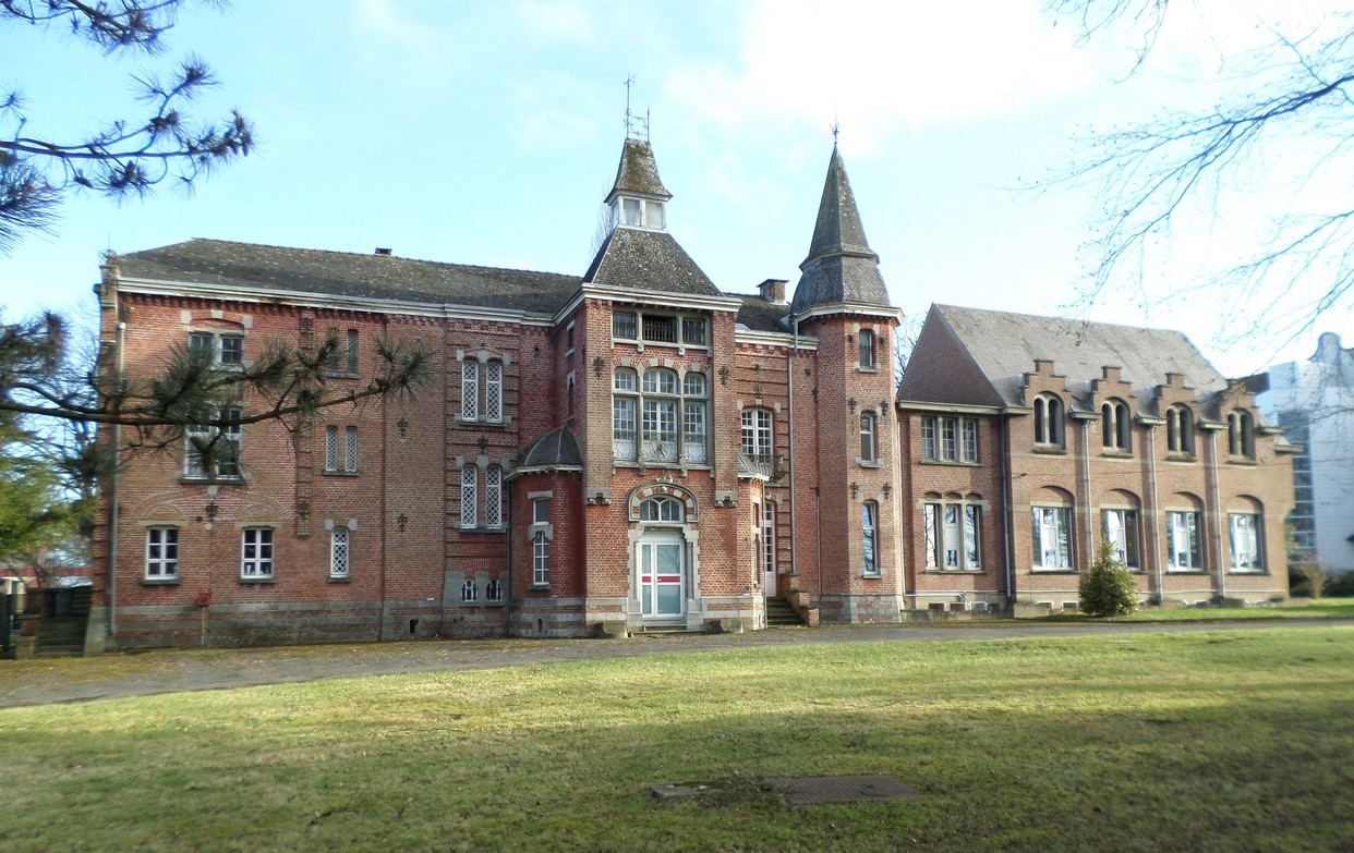 Façade Ouest du Château de La Huda à Trélon.