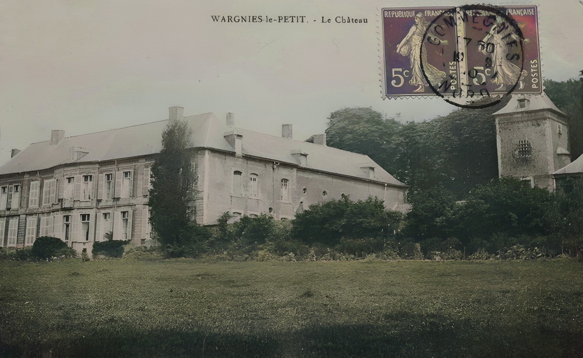 Le château de l'Epine à Wargnies le Petit, la façade arrière sur une carte postale ancienne.