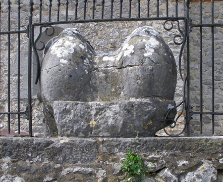 Monolithe à deux éléments paraboloïdes à Colleret.