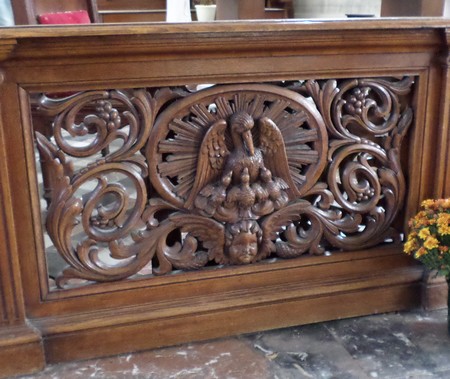 Eglise de Croix Caluyau, le banc de communion