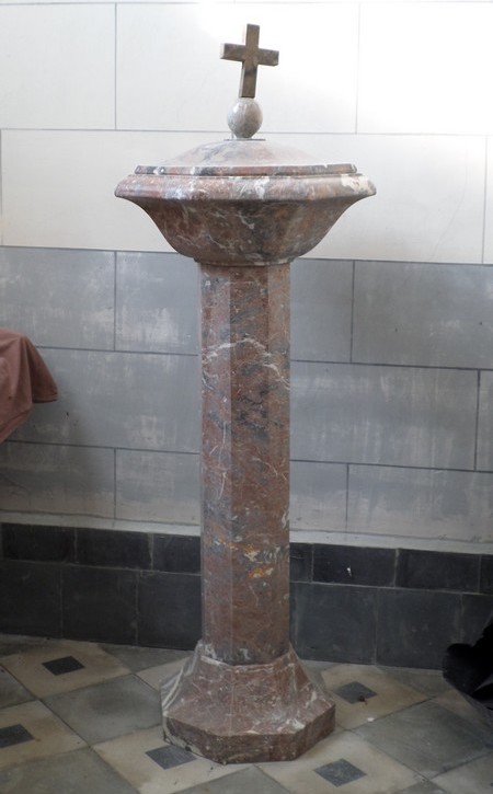 Eglise de Croix Caluyau, fonts baptismaux.