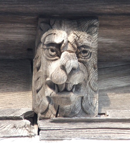 Tête de lion à l'extérieur de l'église de Damousies