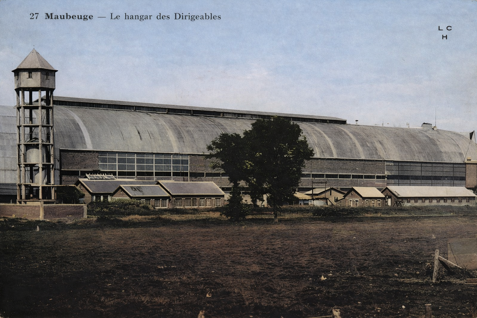 Le dirigeable à Maubeuge le long de la Sambre.