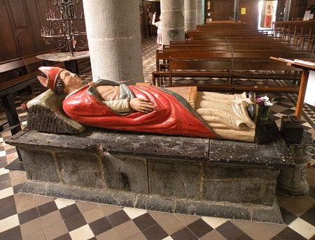 Gisant de St Etton à Dompierre sur Helpe