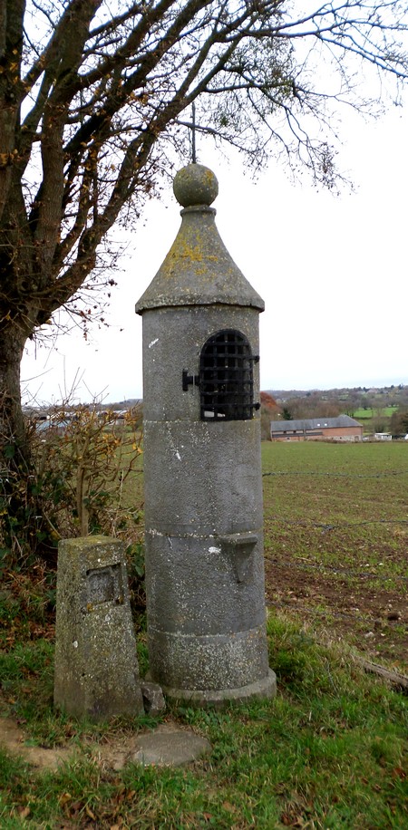 Oratoire à Dompierre sur Helpe.