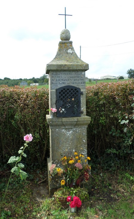 Oratoire à Dompierre sur Helpe.