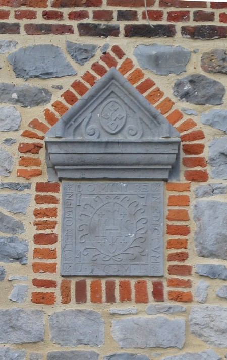 Pierre datée 1747 à Dompierre sur Helpe.