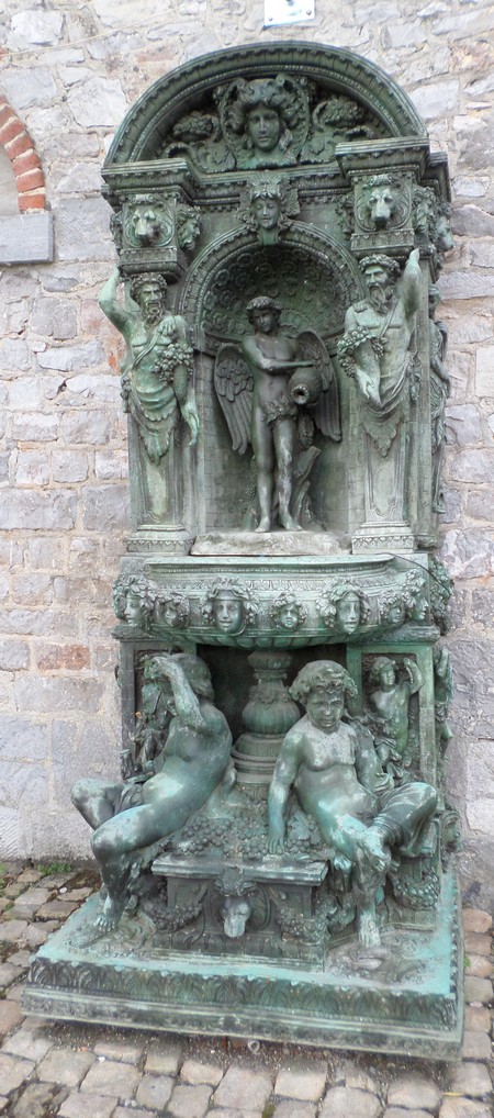 La fontaine du château de Dourlers.