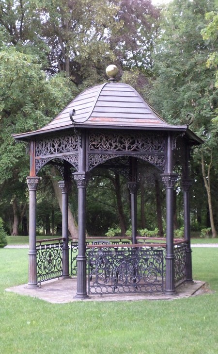 Le kiosque dans le parc du château de Dourlers.