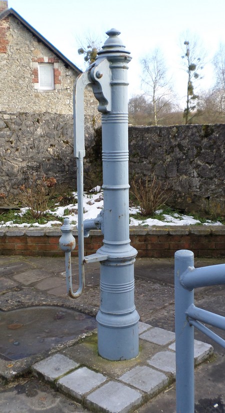 Pompe à eau à Doulers.