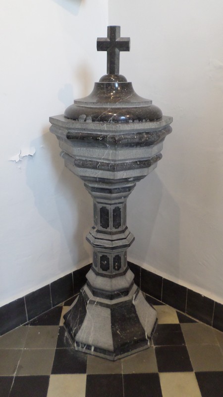 Eglise St Etienne d'Eclaibes. Les fonts baptismaux.