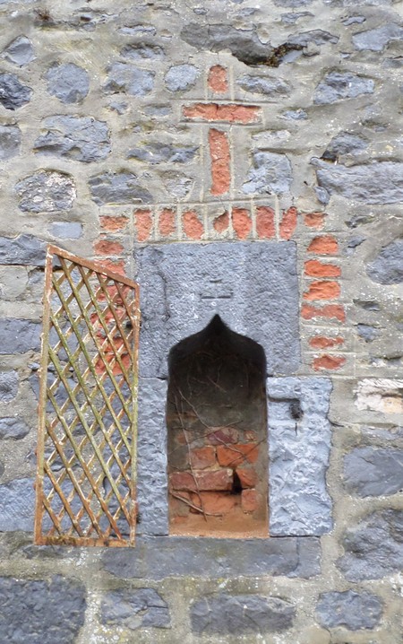 Niche en pierre bleue à eclaibes