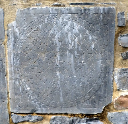 Eglise St Etienne d'Eclaibes. Pierre tombale.