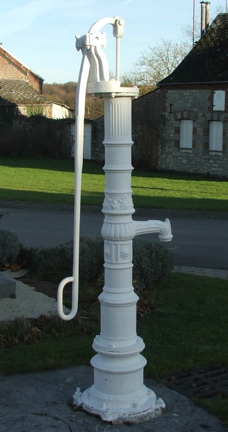 Pompe à eau à Ecuélin