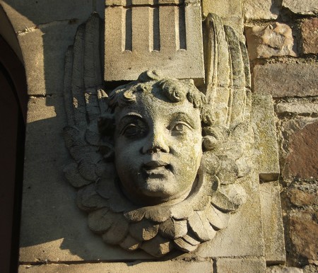 Ange sur la façade de l'église d'Englefontaine