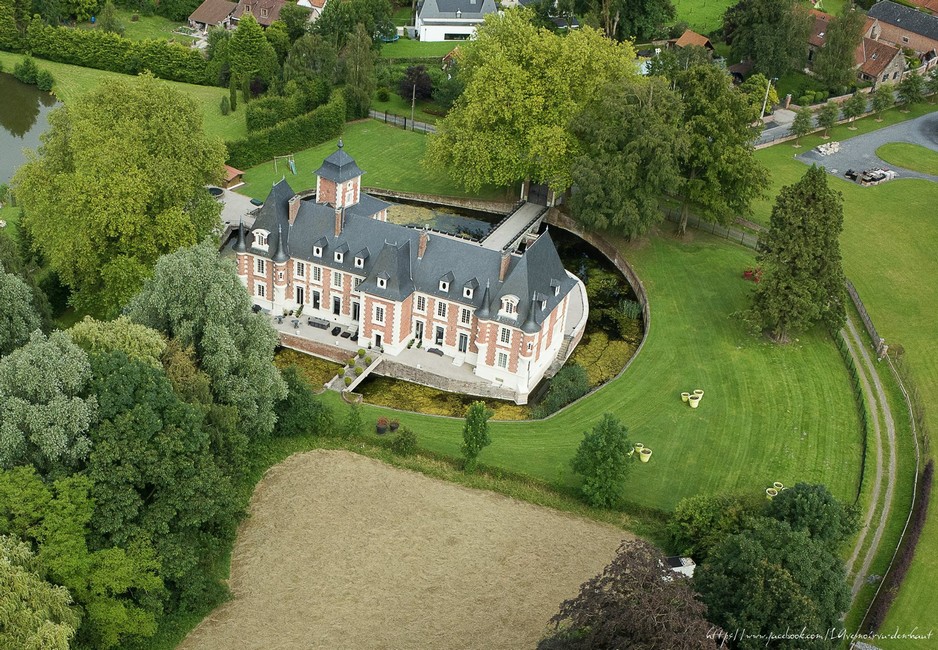 Vue aérienne du château d'Eth.