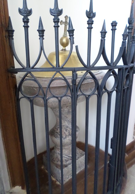 Eglise d'Eth, les fonts baptismaux.
