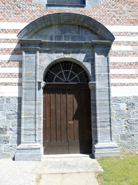 Eglise d'Eth, le porche.