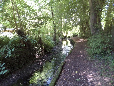Chemin de la fontaine à Eth