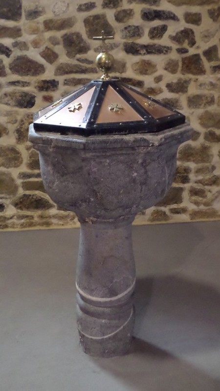 Eglise d'Étrœungt, fonts baptismaux.