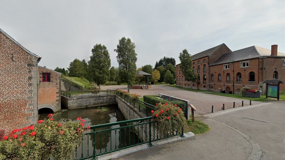 La place, le moulin et le kiosque
