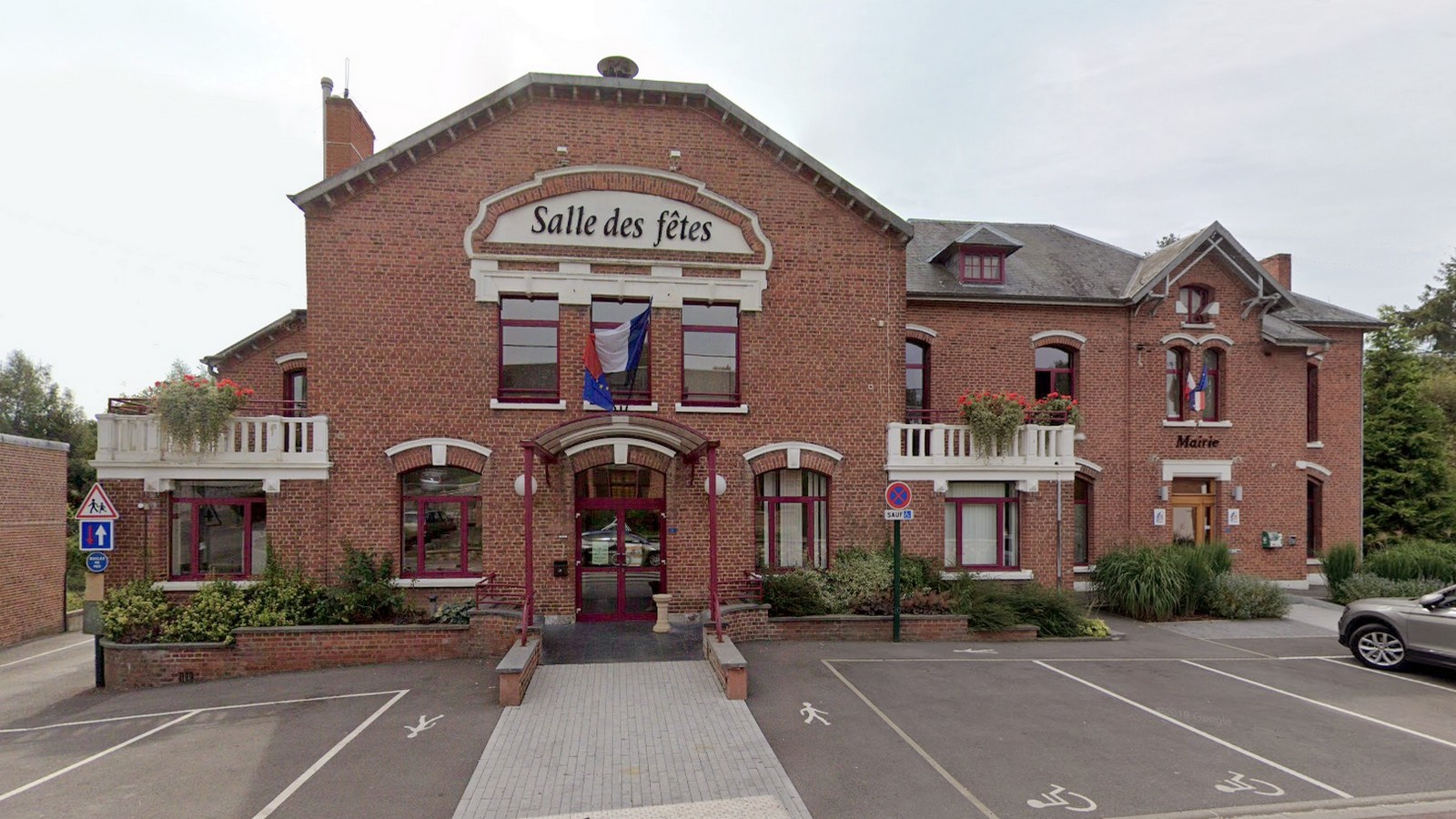 Salle des fêtes et mairie de Felleries.
